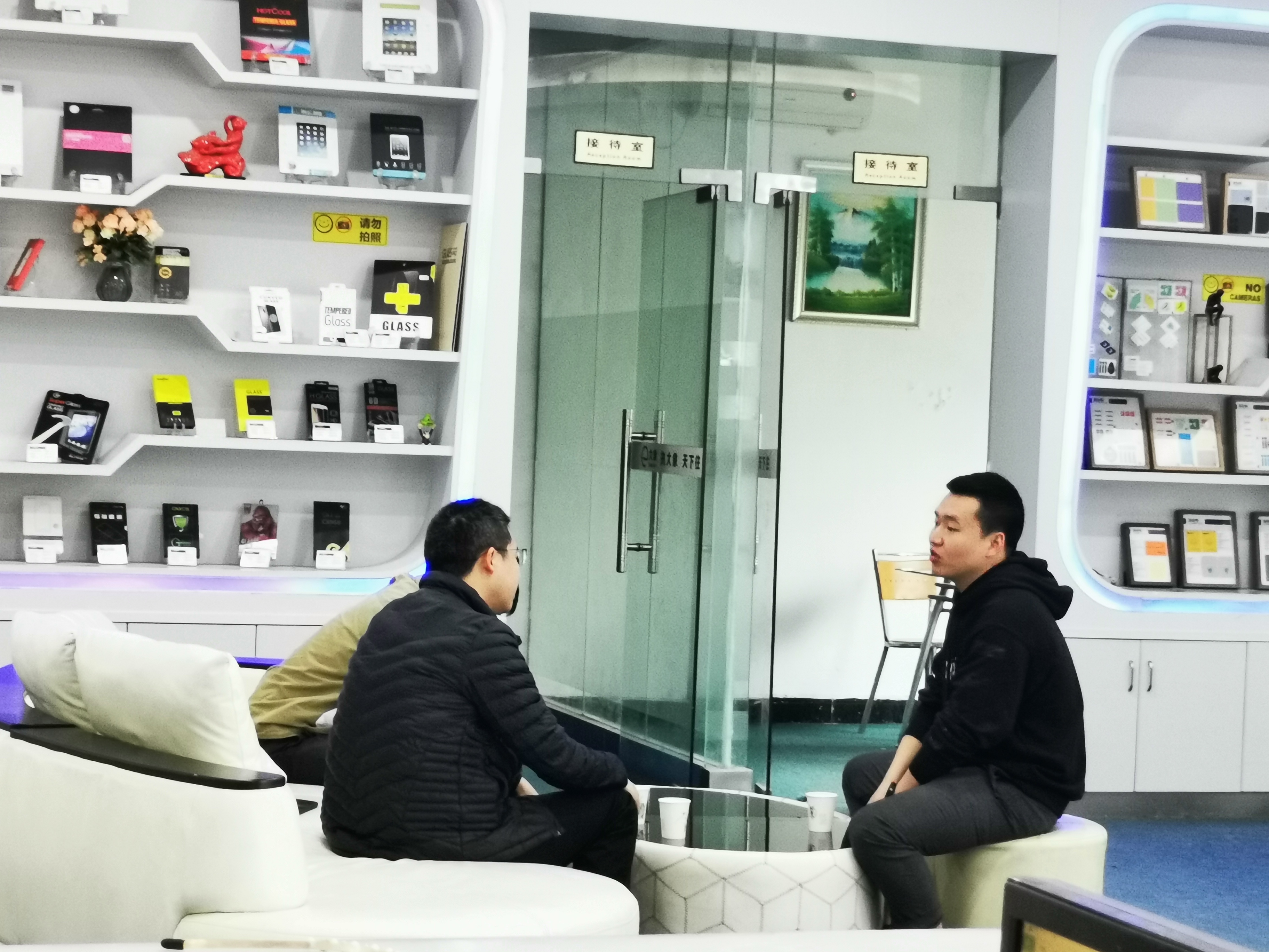 深圳客户来访大象电子钢化膜生产工厂