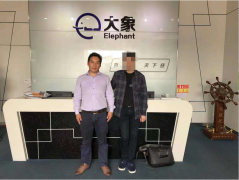 美国客户来访大象电子苹果手机钢化膜厂家