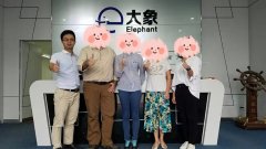 东莞的客户来访大象电子手机钢化膜生产厂家